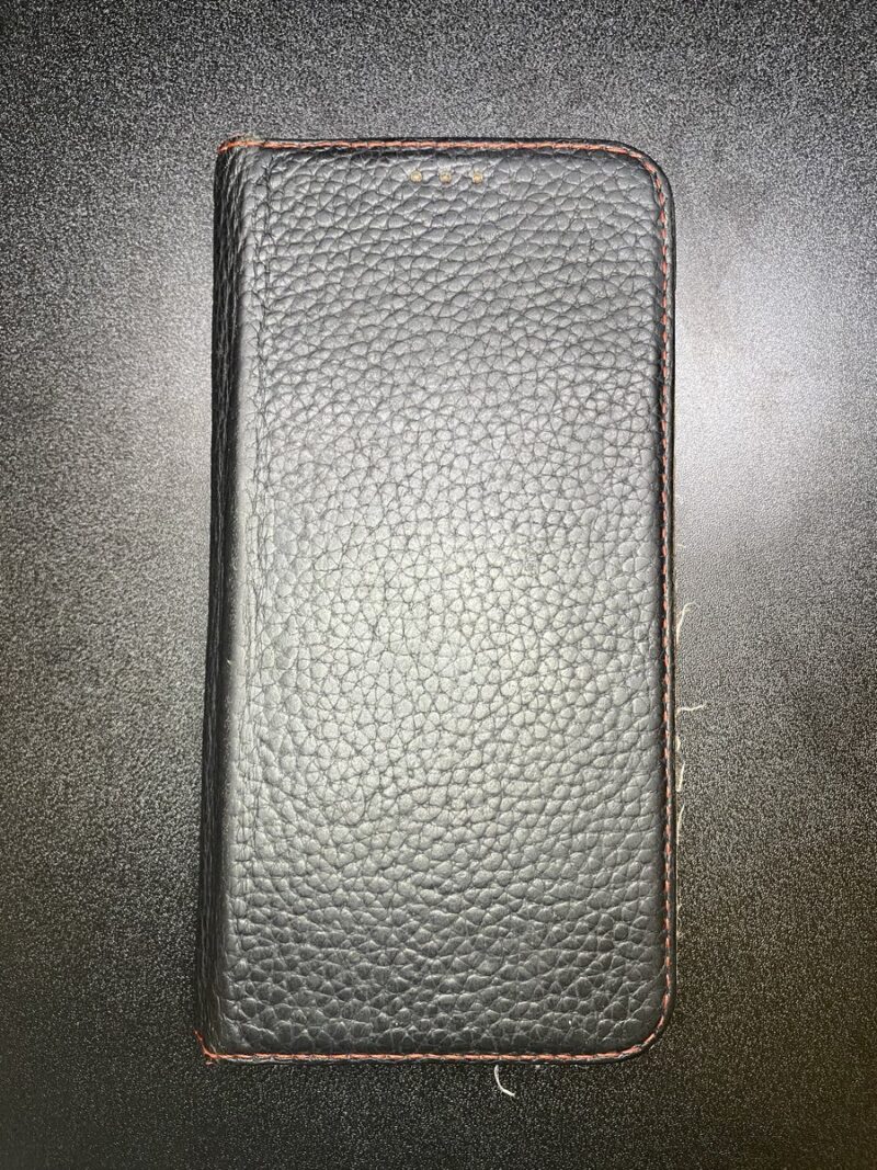 1年8か月半使った手帳型ケースの表側。革の型押しとステッチが残っている
