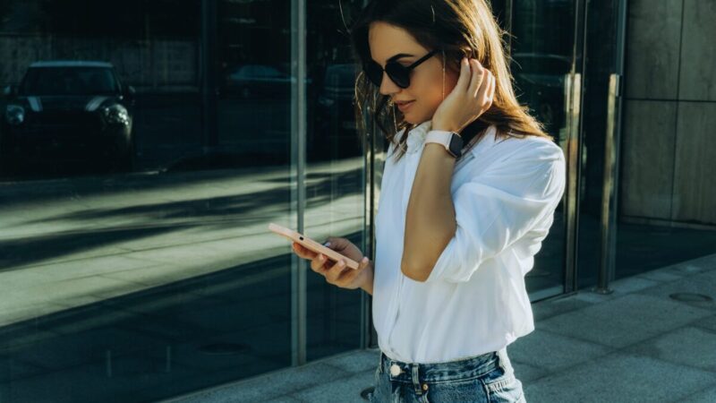 iPhoneを持つ女性