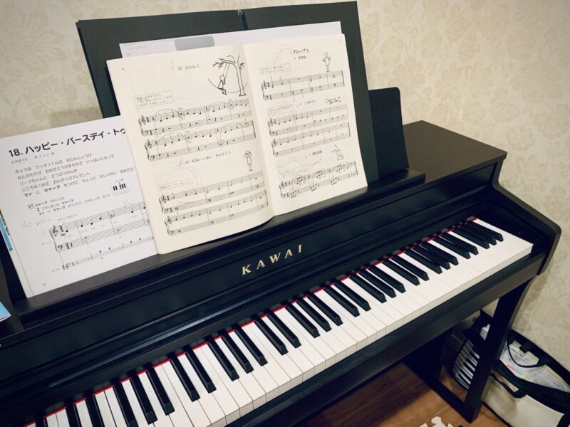リビングに配置した娘のKAWAI電子ピアノと開かれた楽譜
