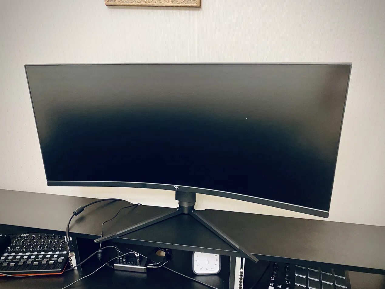 KTC H34S18Sの純正スタンドがデスクの奥行きを占有している様子