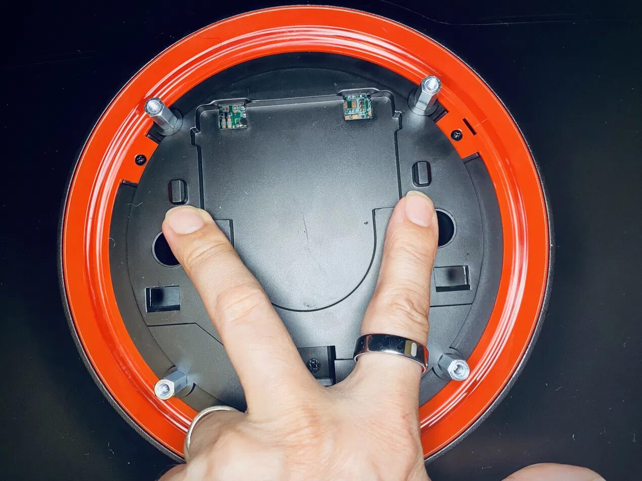 KTC H34S18SのVESA取付面にある樹脂の突起