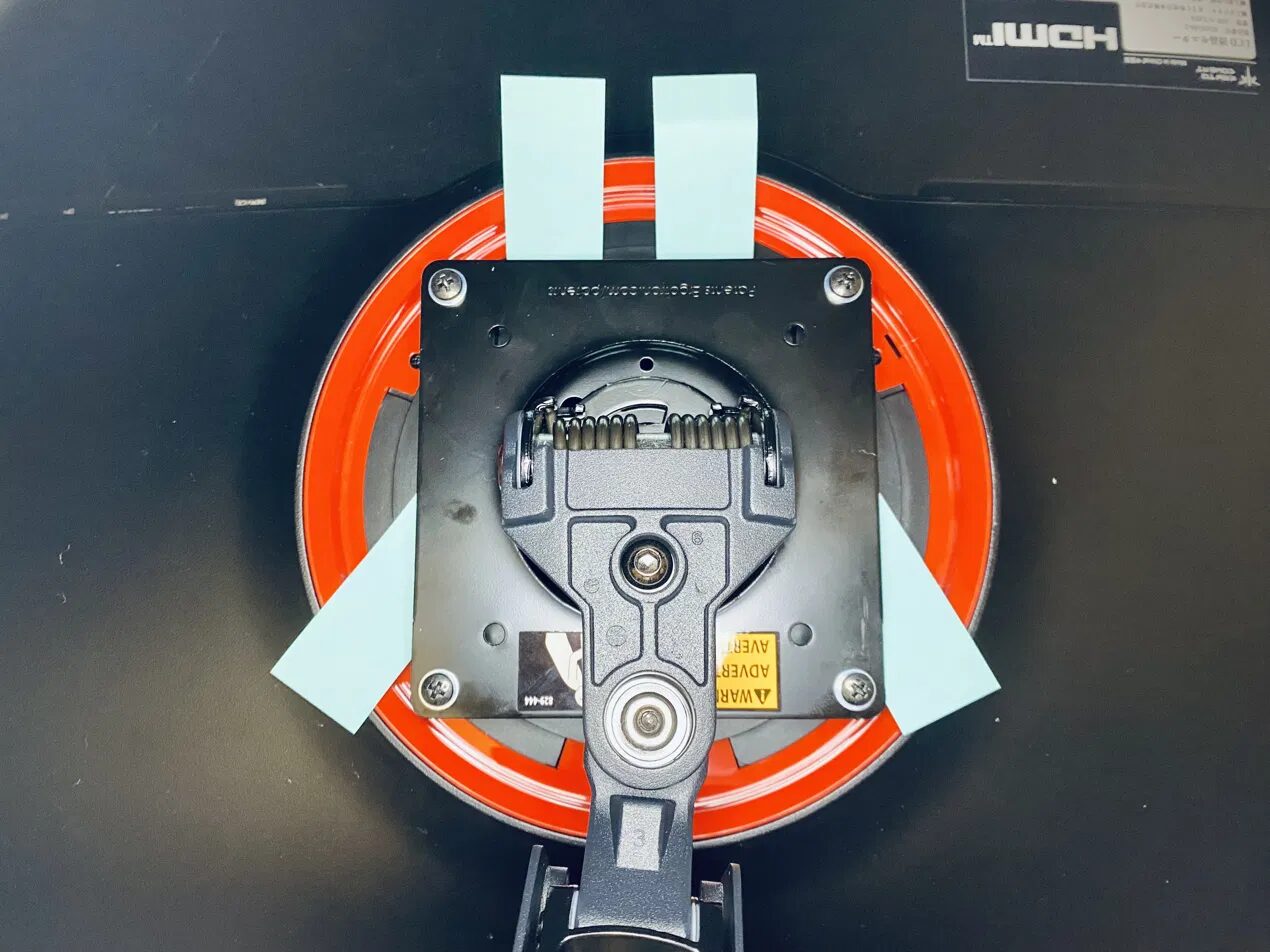 KTC H34S18SのVESA穴にスペーサー4本を装着した状態