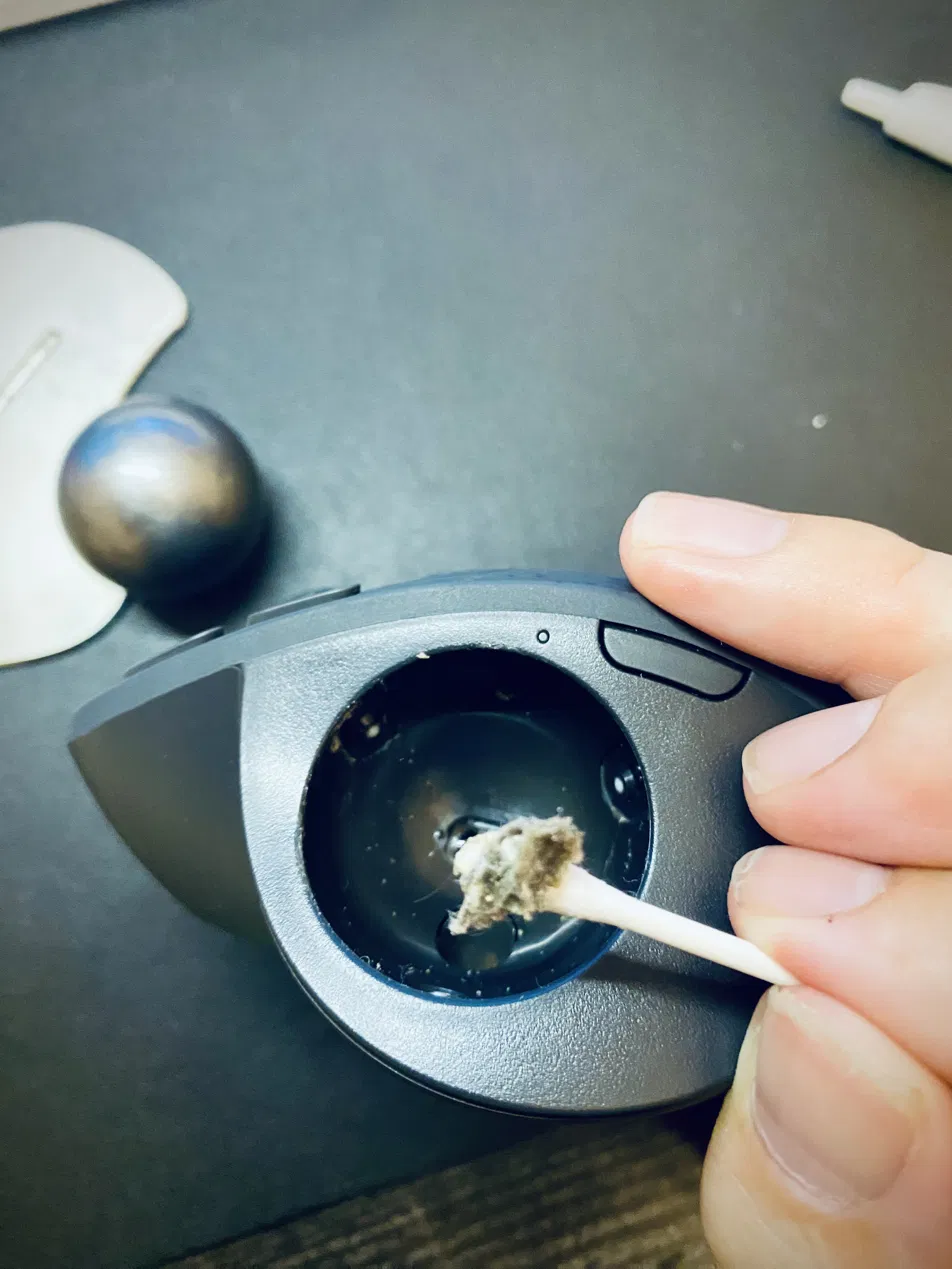 MX ERGO Sのソケット内部の支持球とセンサー周辺を乾いた綿棒で清掃している様子