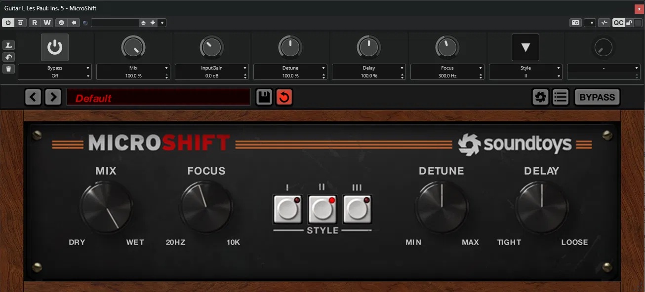 Soundtoys MicroShiftの設定画面。Mix 100%、Detune 100%、Delay 100%、Focus 300Hz、Style II