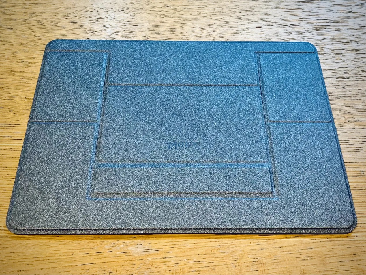 折り畳んだMOFT非粘着スタンドの裏面(MOFTロゴ)