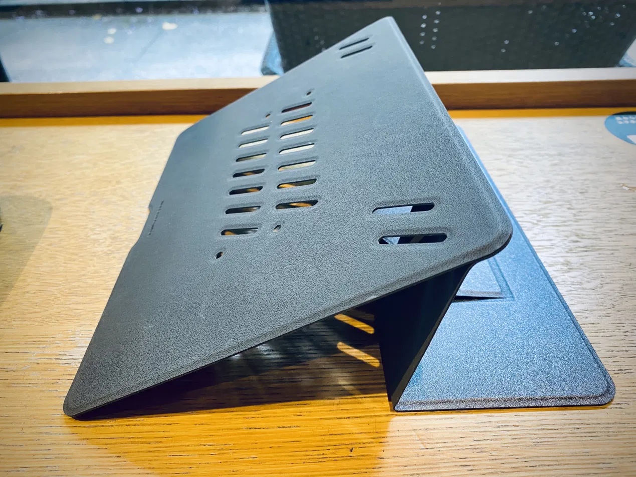 三角形に展開したMOFT非粘着スタンドの側面(オリガミ構造)