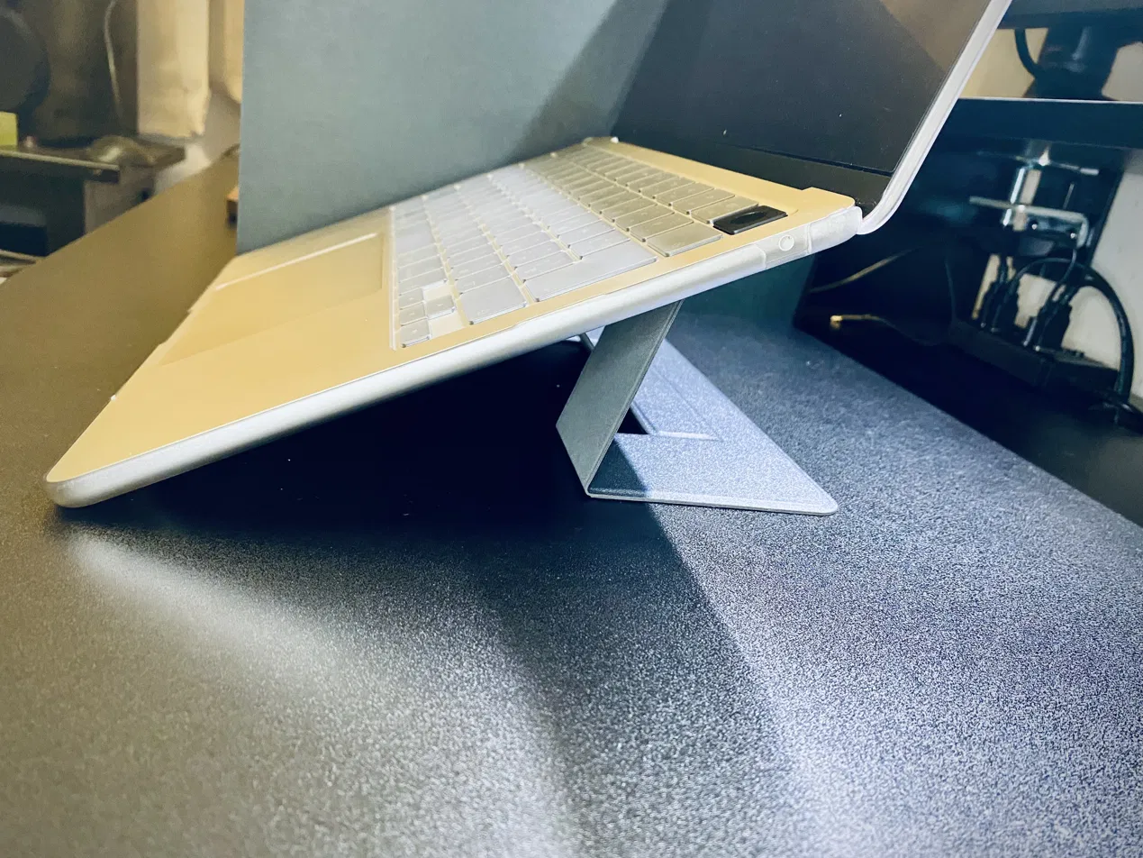 MOFT非粘着スタンドでMacBook Airを15度に傾けた側面