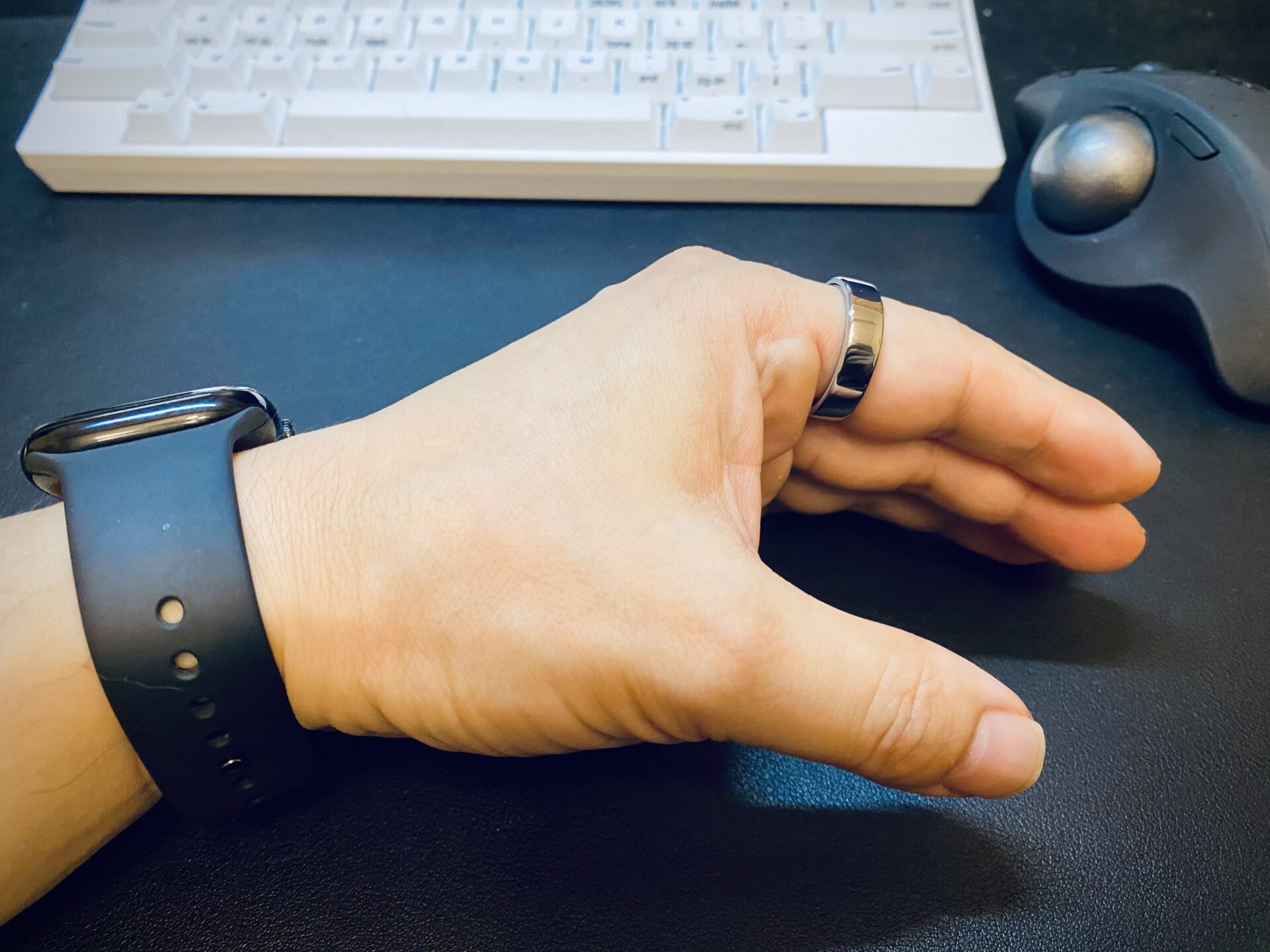 Oura Ring 5とApple Watchを併用しながらPC作業する手元