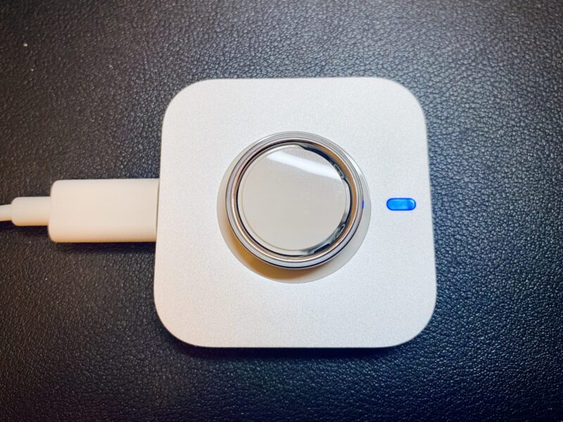 Oura Ring 5を充電器にセットし青色LEDが点灯した状態