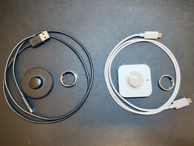 Oura Ring Gen3とGen5の充電器の比較(黒い円形ドックと白い角型)