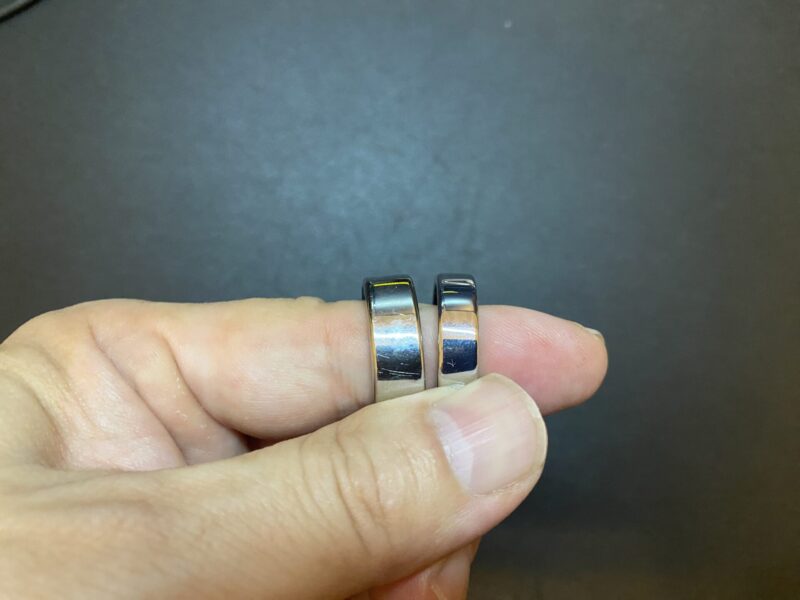 Oura Ring Gen3とGen5を指に並べて装着した比較