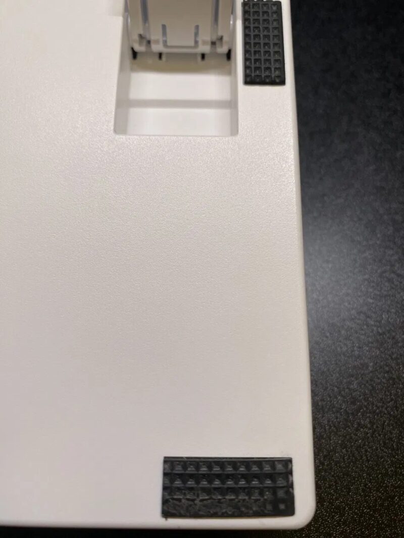 購入から7か月使用したHHKB Professional HYBRID Type-Sの裏面ゴム足とチルトスタンド。格子パターンが残り剥がれや潰れはない