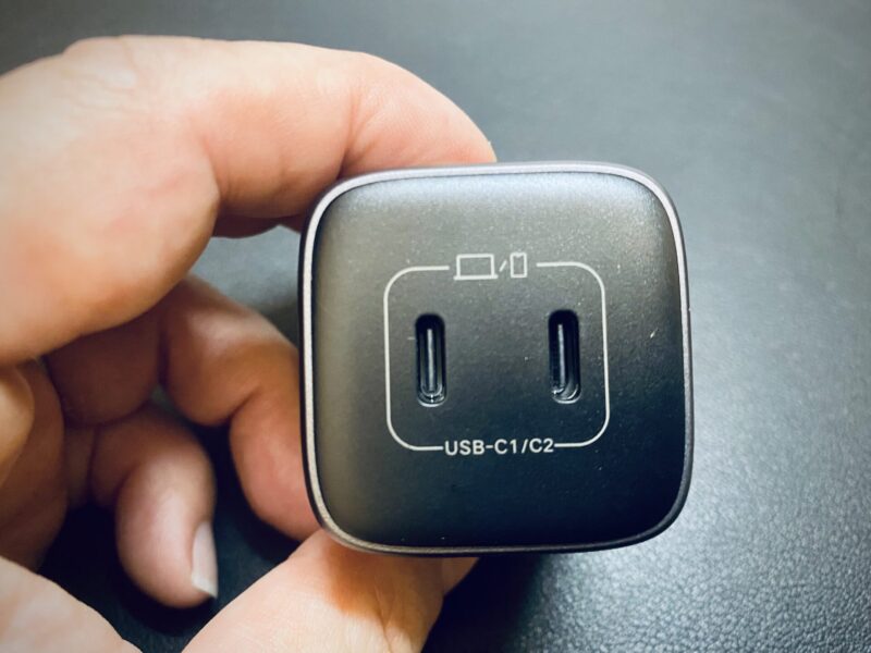 UGREEN Nexode Mini 45W USB-Cポート2つを手に持ったサイズ感