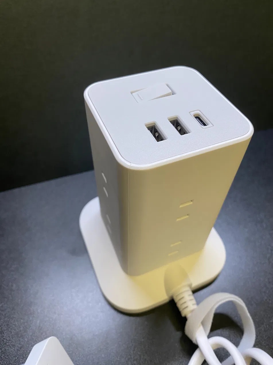 TESSANタワー型電源タップの全体像。本体より広いベース板と側面の差込口