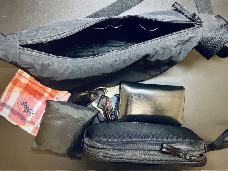 ユニクロ ラウンドミニショルダーの中身:tomtocポーチ・財布・鍵