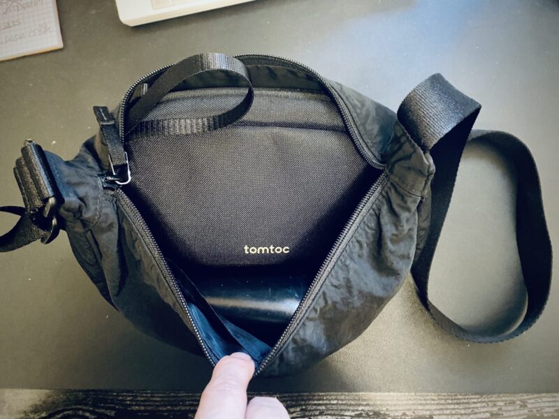 ユニクロ ラウンドミニショルダーにtomtocガジェットポーチを収納した状態
