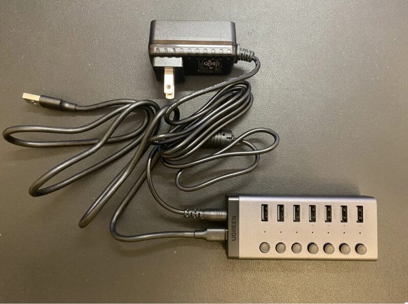 UGREEN USB ハブ 7ポート3.0 hub の本体・ACアダプタ・入力ケーブル全景